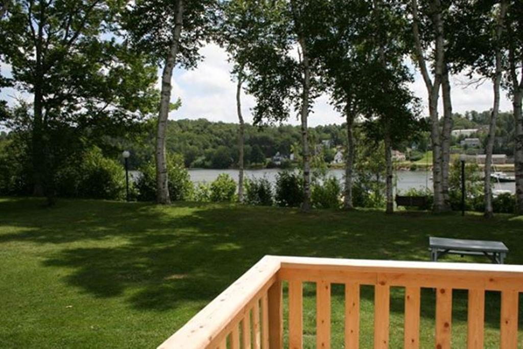 Lanes Riverhouse Inn & Cottages Montague Cameră foto